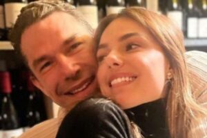 Isis Valverde em viagem com o filho