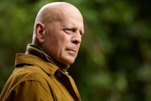Esposa de Bruce Willis afirma que filha de 9 anos está ajudando o pai em sua batalha contra a demência