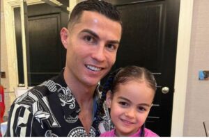 Inesquecível! Cristiano Ronaldo presenteia esposa com exibição no prédio mais alto do mundo em Dubai