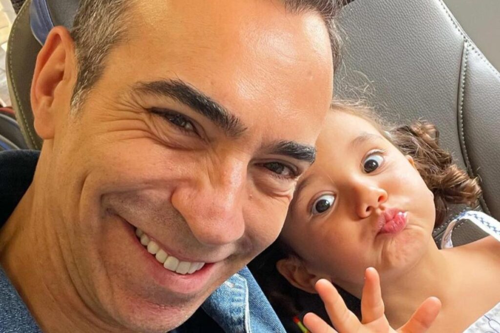 Cesar Tralli surpreende a filha com visita inesperada na escola e lê história para crianças