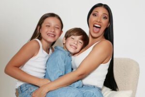 Simaria e a filha com bolsa avaliada em 11 mil reais