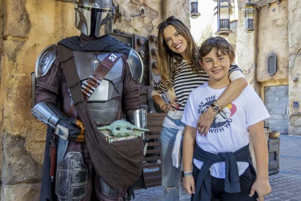 Alessandra Ambrosio posta fotos no aniversário do filho
