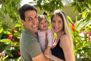 Bárbara Evans ao lado da filha e do marido
