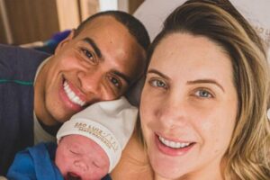 Thiago com a filha, Ella, em primeiro passeio em casa