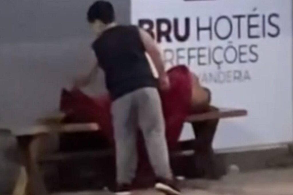 Menino cobre morador de rua em noite fria e comove