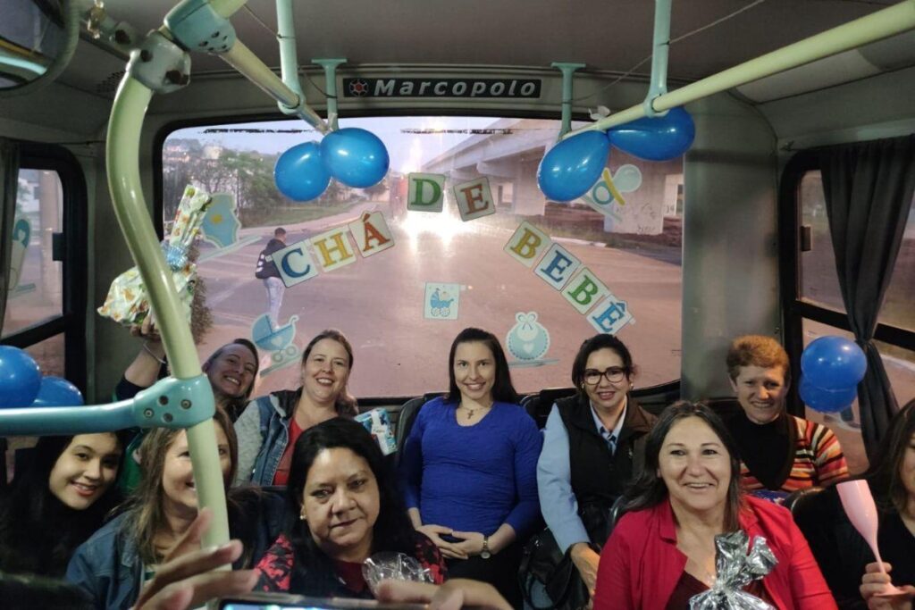 Ônibus vira salão de festas em chá de bebê no RS