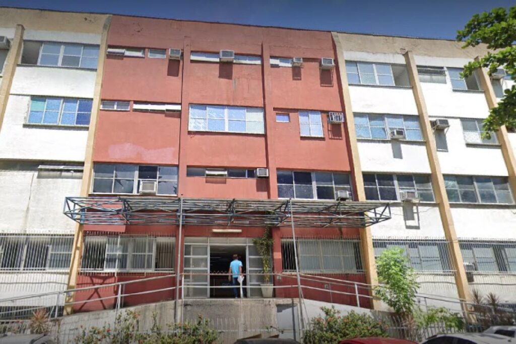 Eles estavam aguardando para serem atendidos na unidade de saúde