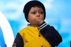 Guilherme Gandra Moura, conhecido como Menino Gui, viralizou após um reencontro com a mãe após sair do coma