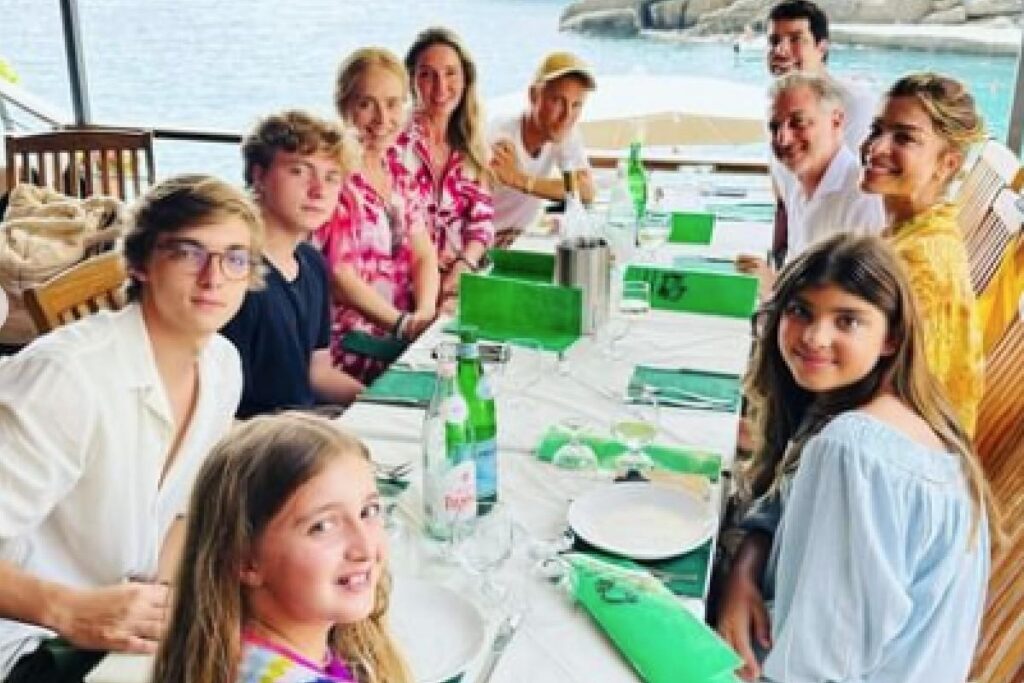 Os artistas estão viajando pela Europa e almoçaram juntos em Porto Fino, na Itália