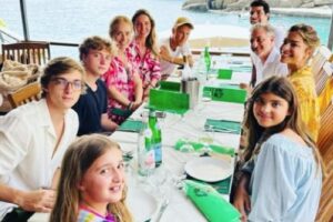 Os artistas estão viajando pela Europa e almoçaram juntos em Porto Fino, na Itália
