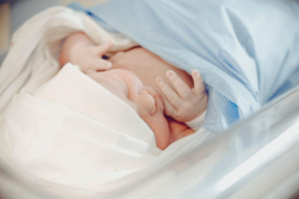 Mãe deixa bebê sozinho na rua