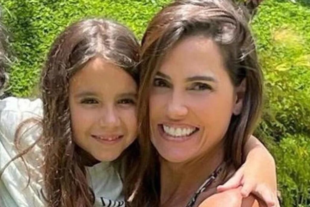 Filha de Deborah Secco muda o visual