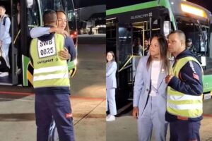 Pai da jogadora, Nycole Raysla se emociona ao se despedir da filha antes de embarque da Seleção