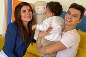 Mara Maravilha ao lado do filho e do marido