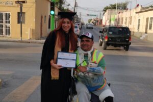 Flor se formou com a ajuda dos pais e fez questão de agradece-los de uma forma especial
