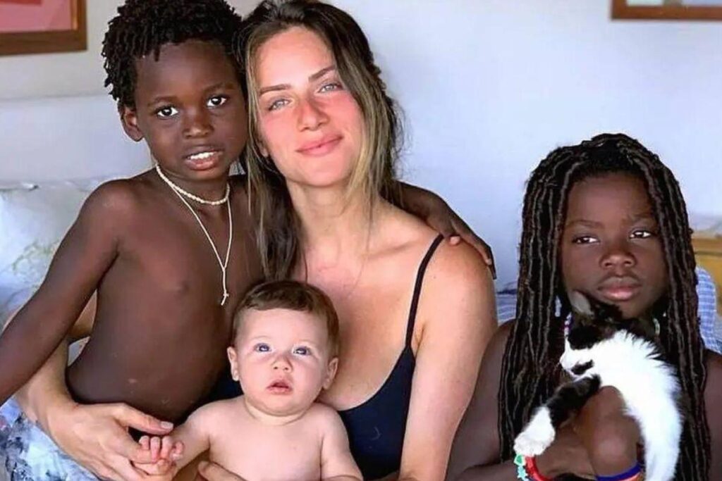 A mãe compartilhou fotos do filho fantasiado de super heróis