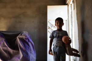 Menino de 9 anos foi deixado para trás enquanto família se mudou