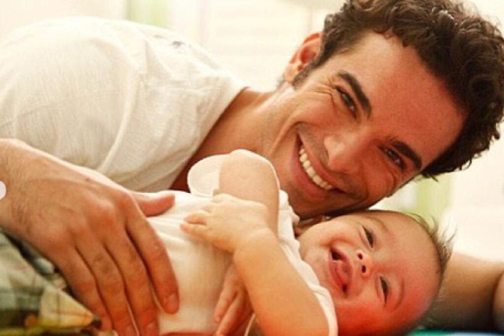 O ator compartilhou as fotos com o filho em celebração à data de Dia dos Pais