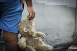 Menino de 9 anos foi deixado para trás enquanto família se mudou
