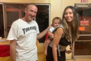 Māhina Toki, de 13 meses, teria sido deixada presa em uma espécie de cinto no convés do barco para assistir a um filme, enquanto seus pais preparavam o jantar na cozinha