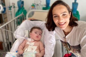 Leticia Cazzaré mostra momento especial com a filha