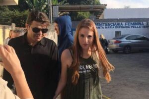 A mãe das enteadas de Suzane está lutando para ter a guarda das filhas de volta