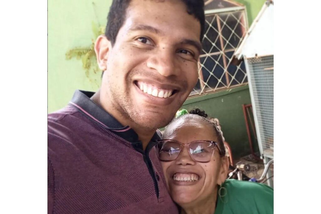 O filho realizou um sonho da mãe e publicou um livro escrito por ela há mais de 20 anos