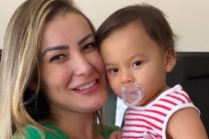 Ex- marido de Andressa Urach posta vídeo do filho