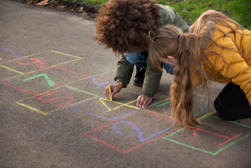 Aprenda a jogar amarelinha de formas diferentes para se divertir durante o Dia das Crianças!