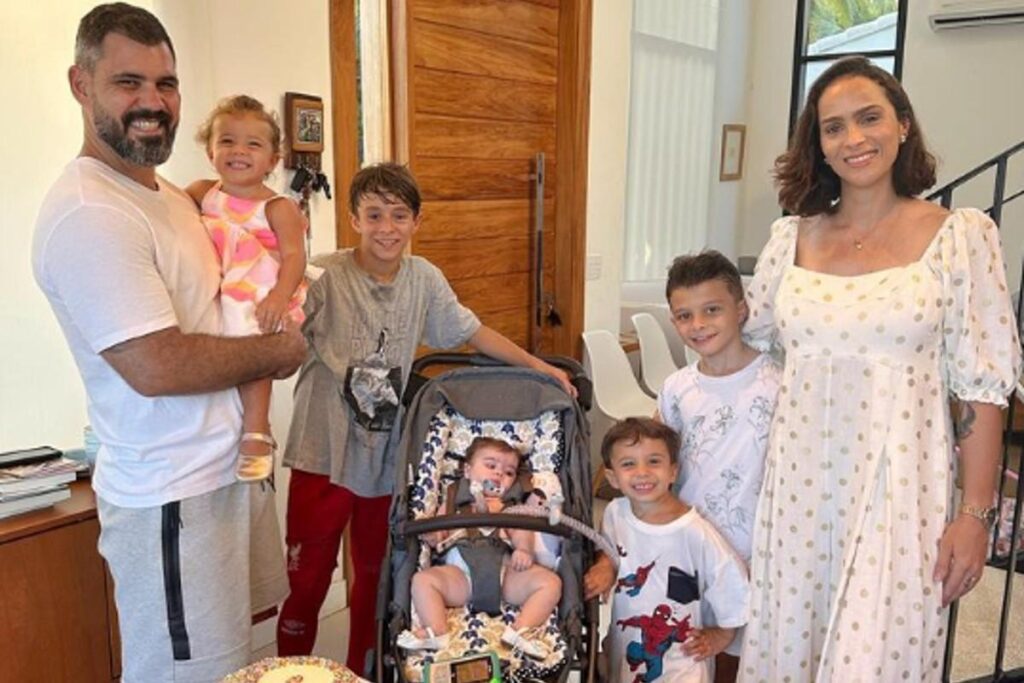 Letícia Cazarré, esposa do ator Juliano Cazarré, postou a primeira foto oficial da família reunida