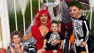 Sabrina Petraglia comemora Halloween com a família mas filha se recusa a participar