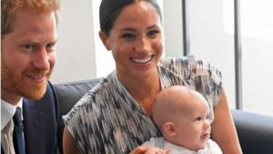 Membros da família real teriam feito comentários racistas sobre filho de Harry e Megan