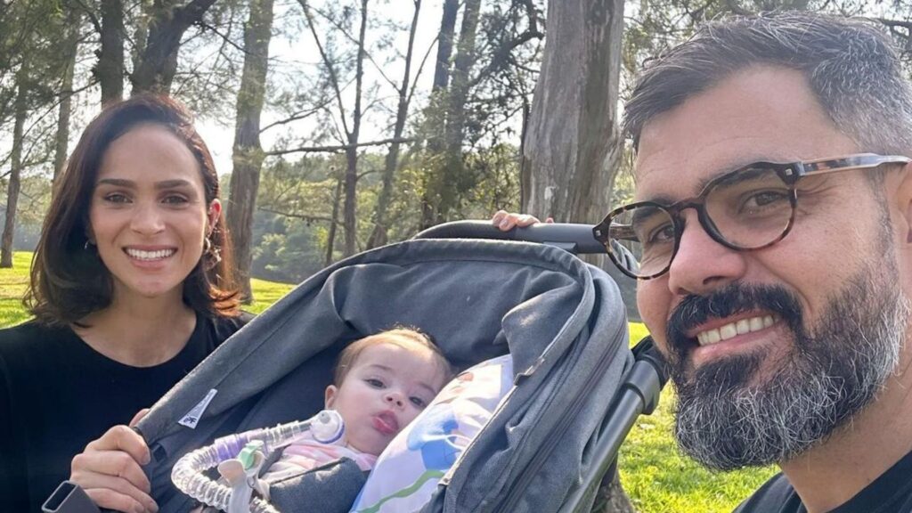 Juliano e Letícia Cazarré passeando com sua filha mais nova, Maria Guilhermina
