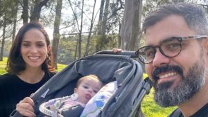 Juliano e Letícia Cazarré passeando com sua filha mais nova, Maria Guilhermina