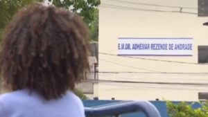 Menino sofre racismo dentro da escola