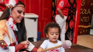 Viviane Araújo leva filho para escola de samba pela primeira vez