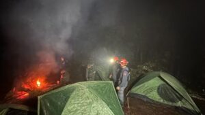 Vítimas do acidente de helicóptero em Paraibuna não sobrevivem e corpos são retirados