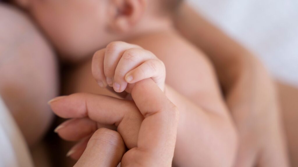Mãe é filmada enquanto amamenta filha de 2 anos e homem vai preso por importunação sexual