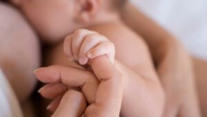 Mãe é filmada enquanto amamenta filha de 2 anos e homem vai preso por importunação sexual