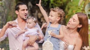Thaila Ayala é "dispensada" por filho na hora do banho