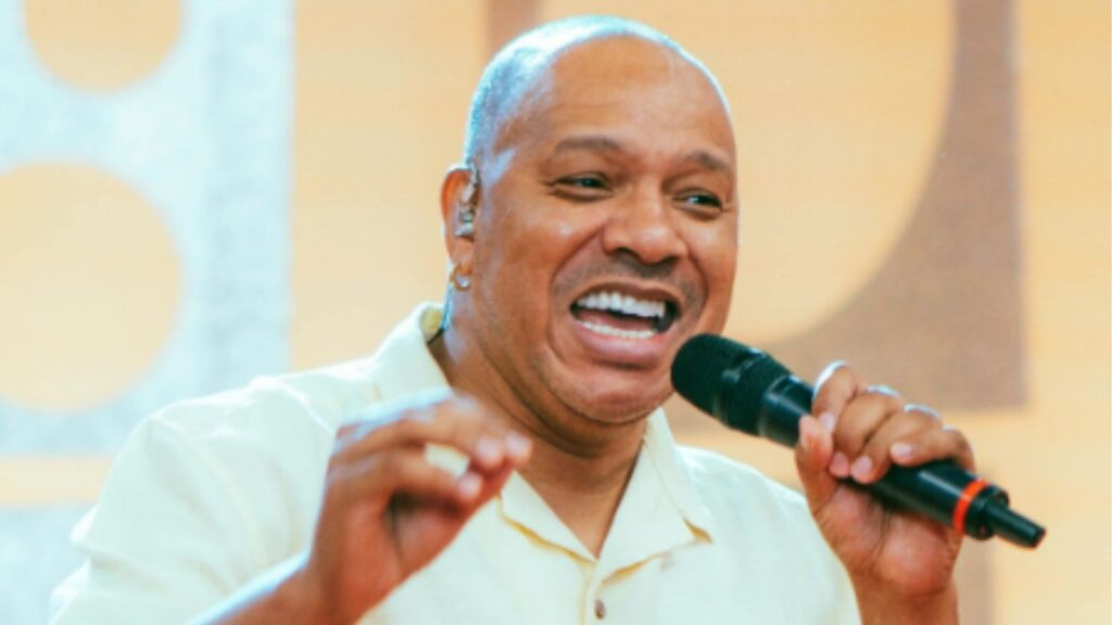 Vocalista do Molejo é internado novamente em estado grave