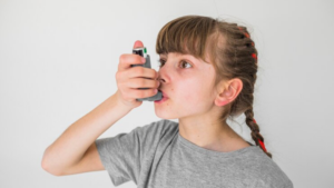 Asma infantil tem cura? Saiba o que fazer em caso de diagnóstico