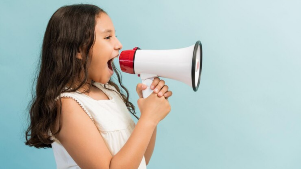 Criança usando megafone