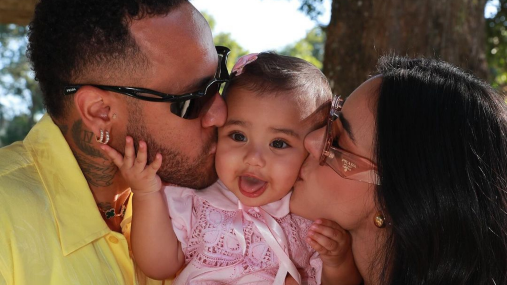 Neymar comenta foto de Bruna Biancardi e Mavie em campo