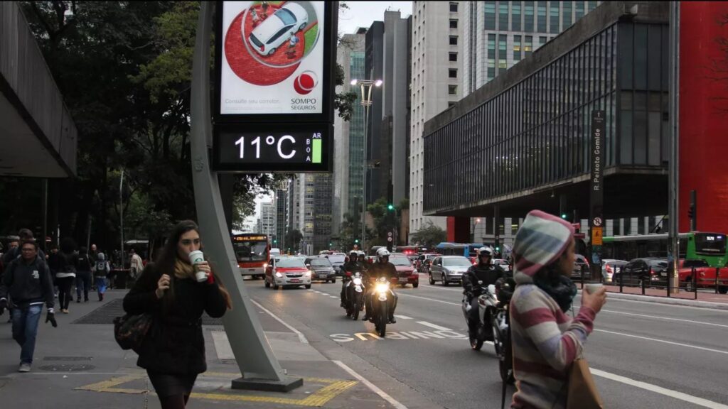 A frente fria que atinge São Paulo pode chegar a 7° até domingo