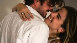 Cantora brasileira está noiva de Conor Kennedy, sobrinho-neto de ex presidente dos EUA