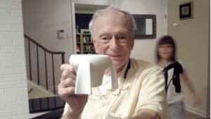 Menina de 11 anos se torna milionária após inventar caneca inovadora para avô com mal de Parkinson