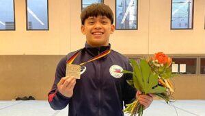 A mãe do medalhista disse que estava fazendo isso pelo bem do filho