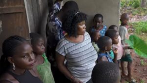 Conheça a história de Mama Uganda: mulher que tem 44 filhos, mesmo engravidando ‘apenas’ 15 vezes