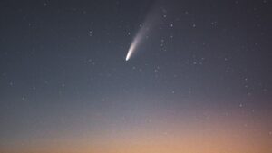 ‘Cometa do Século’ irá passar pelo Brasil e será possível ver a olho nu
